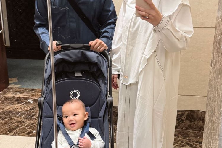 Aaliyah Massaid tampil modis dan syar?i saat umroh. Dari gamis hitam elegan hingga abaya putih minimalis, gaya nyaman ini jadi inspirasi muslimah.