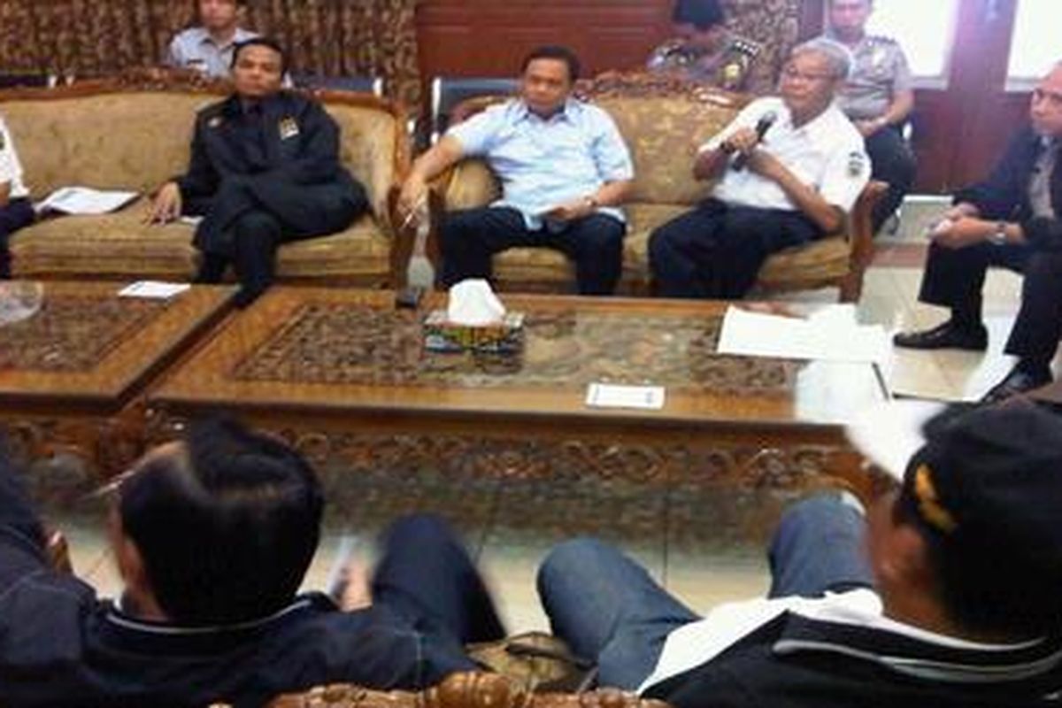 Rombongan Komisi V DPR mendengarkan penjelasan yang diberikan Direktur Sarana PT KAI Rono Pradipto (paling kanan), Kamis (9/8/2012) di Stasiun Cirebon, Jawa Barat.