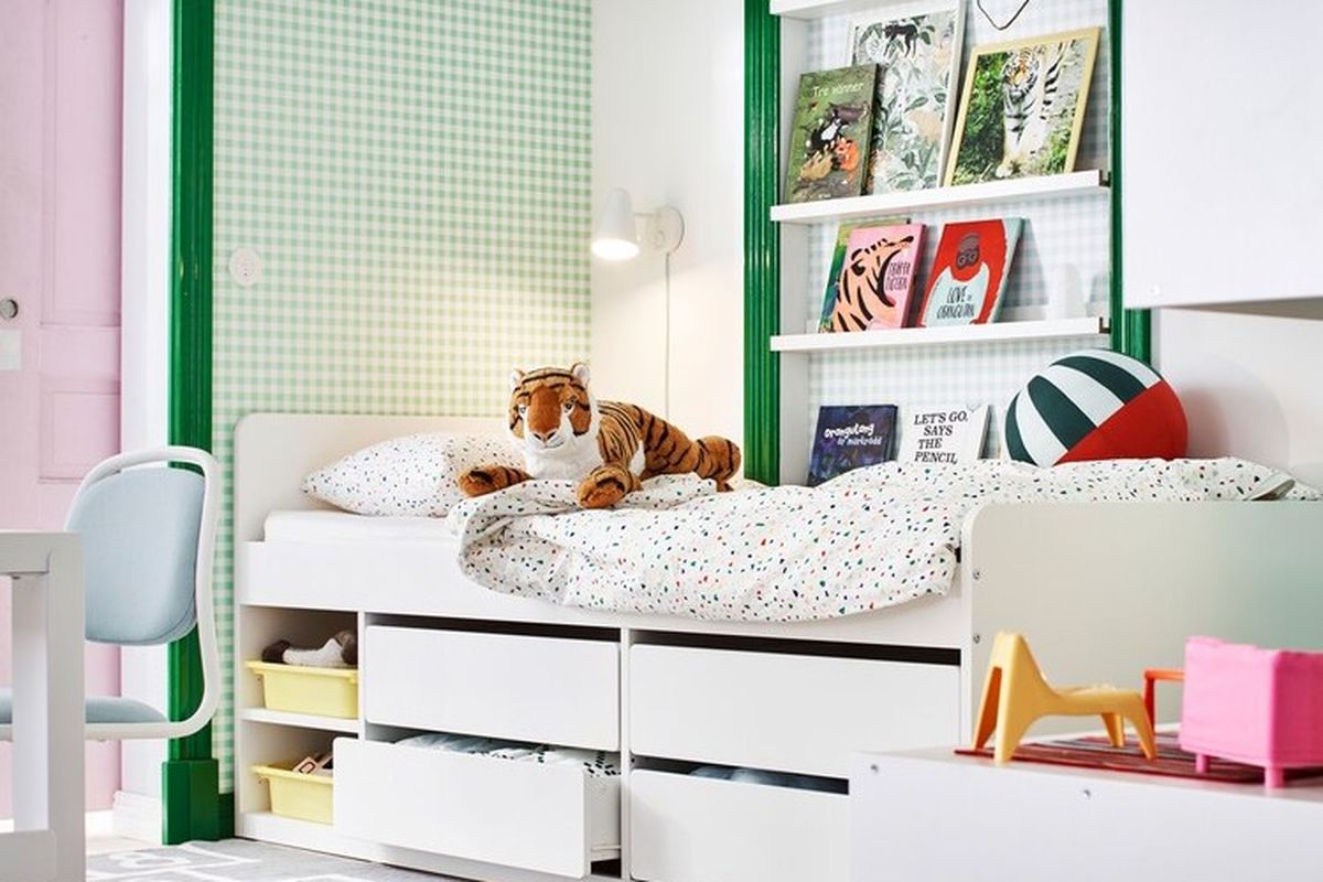 Ilustrasi kamar anak dengan tempat tidur multifungsi yang bisa dijadikan tempat penyimpanan mainan anak.