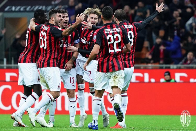 Para pemain AC Milan merayakan gol ke gawang Genoa pada pertandingan Liga Italia di San Siro, 31 Oktober 2018. 