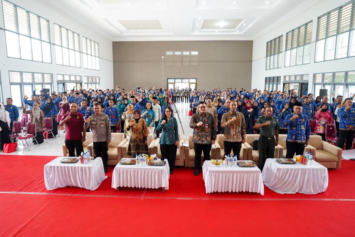 Bupati Kediri beserta jajarannya foto bersama dalam Rembug Stunting tingkat Kabupaten Kediri di Gedung Bagawanta Bhari.