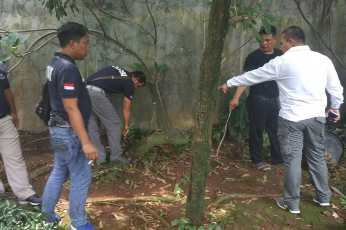 Polisi saat melakukan olah tempat kejadian perkara di rumah Ketua Fraksi DPR RI Partai Keadilan Sejahtera Jazuli Juwaini di kawasan Ciputat, Tangerang Selatan, Kamis (4/5/2017).