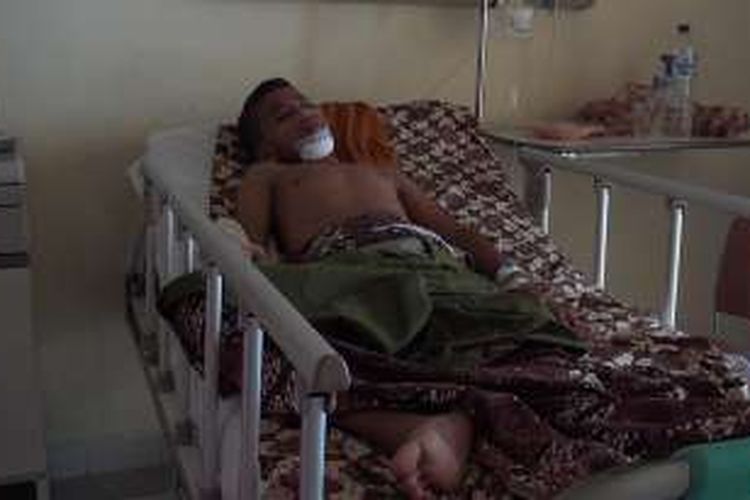 Saiful Bahri (14), korban luka dalam insiden tabrakan dengan mobil dinas wakil gubernur aceh, masih dirawat intensif di RSu Zainal Abidin Banda Aceh.*****