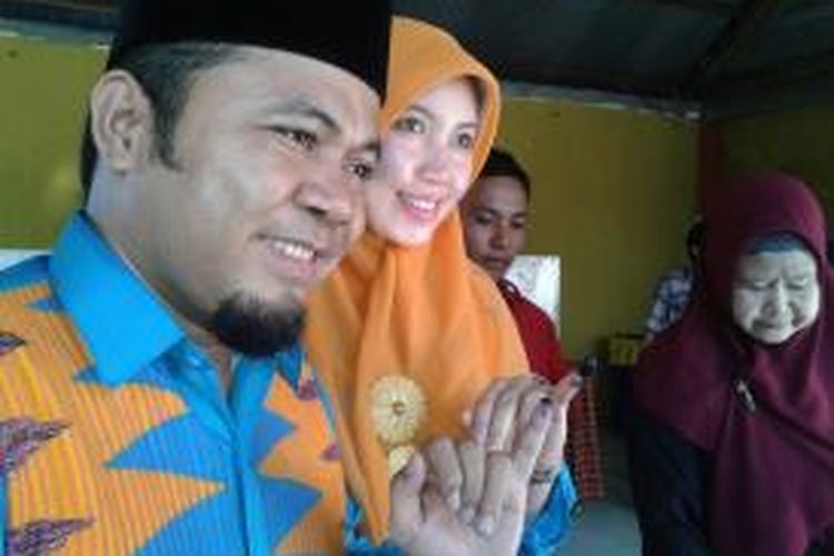Wali Kota Bengkulu, Helmi Hasan didampingi istri usai mencoblos
