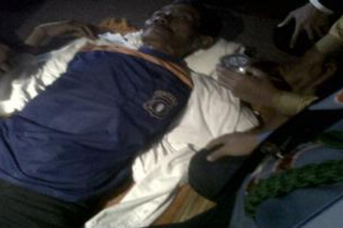 Ayah Darsem, Daud, tiba-tiba pingsan saat bertemu dengan anggota Komisi I DPR, Rabu (22/6/2011), di Gedung DPR, Jakarta.