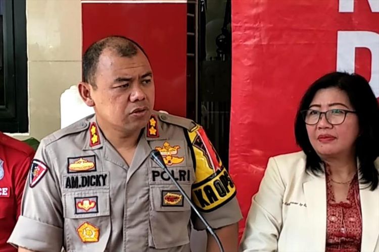 Kapolres Bogor AKBP AM Dicky saat konferensi pers kasus wanita masuk masjid di Bogor dengan membawa anjing di RS Polri Kramat Jati, Jakarta Timur, Rabu (3/7/2019).