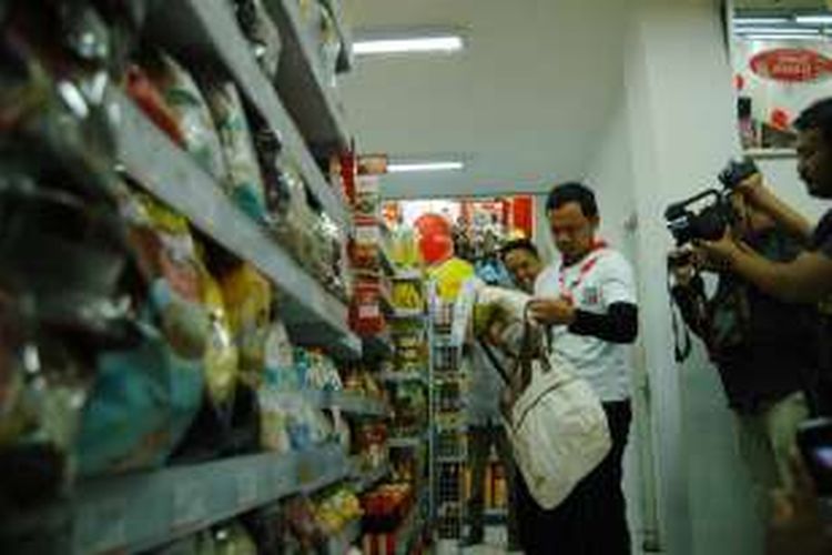 Wali Kota Bogor Bima Arya Sugiarto melakukan kampanye dan sosialisasi penerapan kantong plastik berbayar di salah satu pusat perbelanjaan di Kota Bogor, Minggu (21/2/2016).
