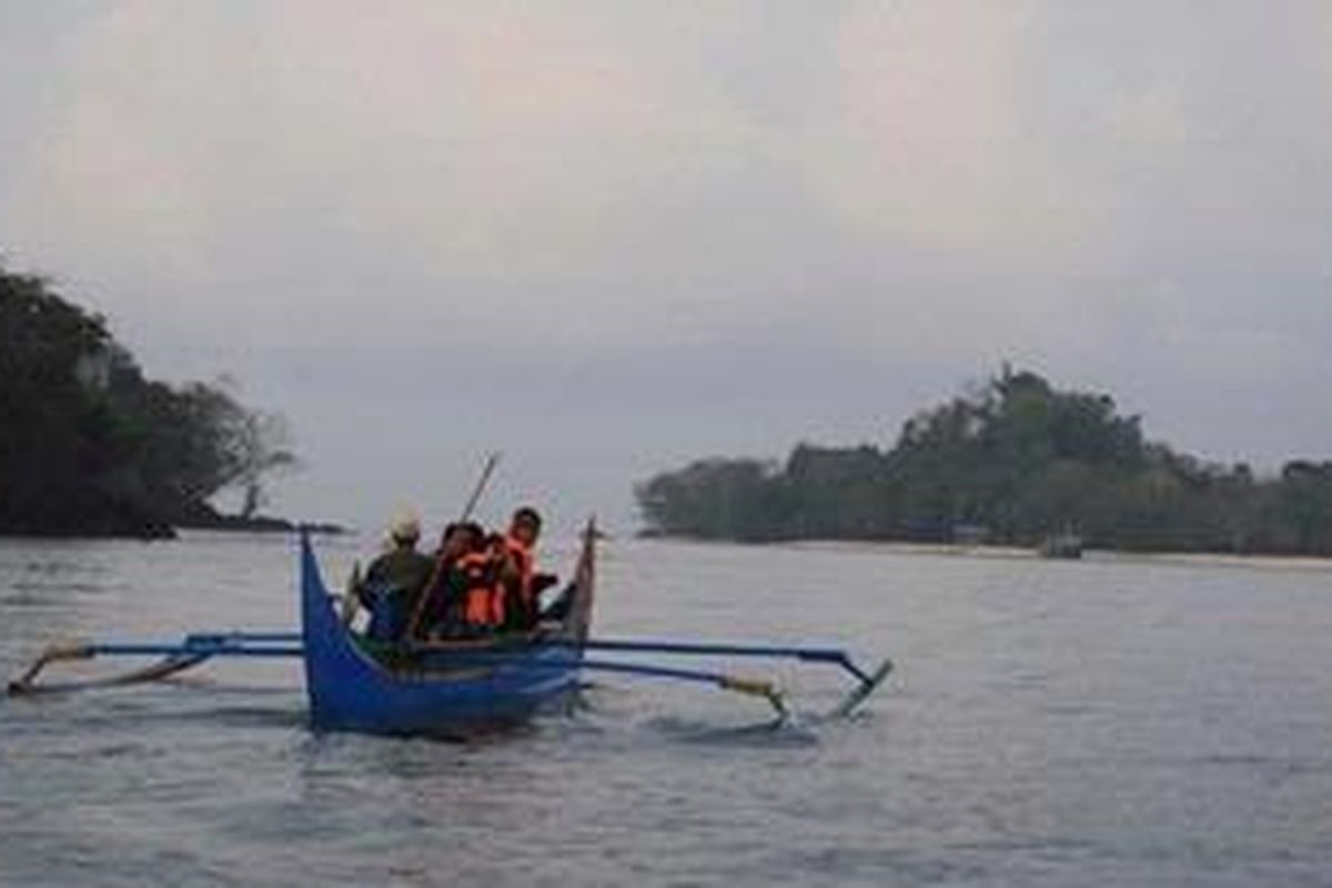 Perahu nelayan membawa wisatawan melihat lumba-lumba pada pagi hari di Teluk Kiluan, Lampung.