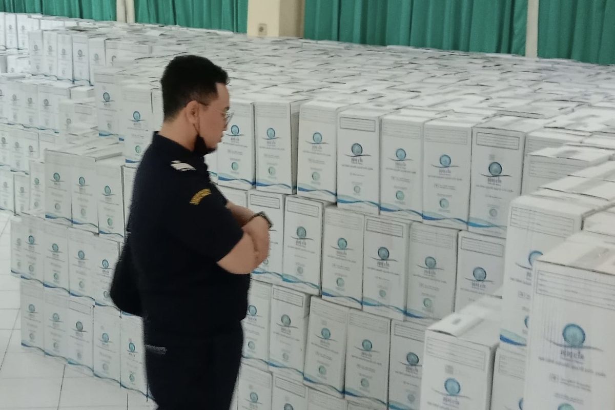 Kardus berisi air zamzam di AHES, Selasa (20/5/2025).