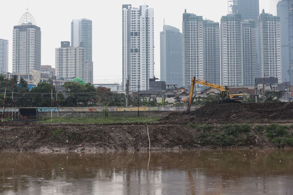 Petugas Dinas Sumber Daya Air DKI Jakarta melakukan pengerukan endapan lumpur untuk antisipasi musim hujan di Kali Ciliwung, Jakarta Pusat, Senin (1/11/2021). Dinas Sumber Daya Air (SDA) DKI Jakarta telah mengerahkan 8.000 personel di lima wilayah Kota Administratif Jakarta sebagai pelaksana program Gerebek Lumpur  tiga sungai yaitu Kali Ciliwung, Kali Krukut di Bendungan Hilir dan Kali Utan Kayu di Cempaka Putih.