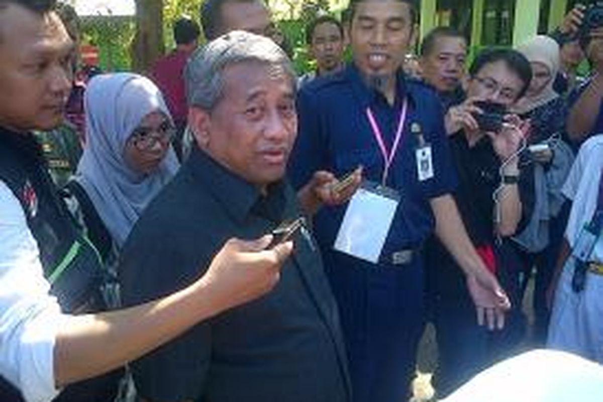 Menteri Pendidikan dan Kebudayaan Mohammad Nuh dan Kepala Sekolah Menengah Negeri 285 Pulau Untung Jawa, Ilyas dalam inspeksi mendadak (sidak) Ujian Nasional hari ke-1, Senin (5/5/2014)