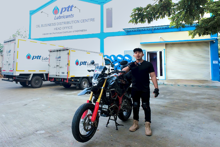 PTT CHALLENGER SUPERBIKE 10W40 ESTER TECHNOLOGY dari PTT LUBRICANTS INDONESIA dukung performa motor Angga untuk solo tourung sejauh 6.500 Km.