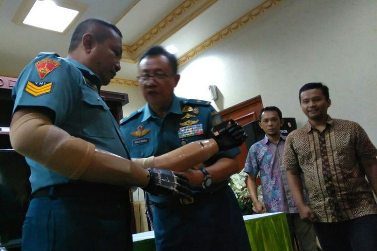 Serka marinir Siswandi mengujicoba tangan robot buatan peneliti Undip