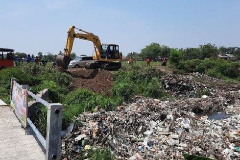 Pemkab Bekasi Akan Angkut 5 Ton Sampah di Kali Busa, Tambun