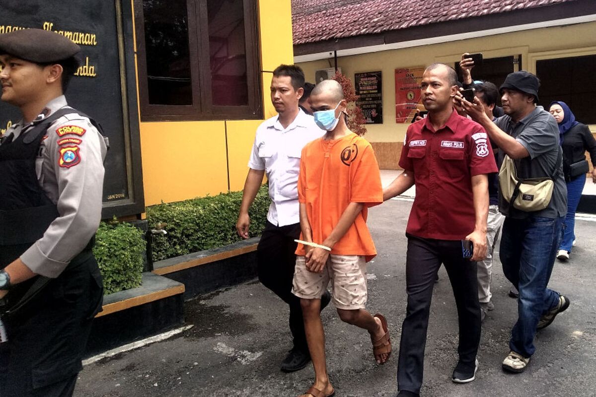 AF (21), tersangka pembunuhan pemilik shelter hewan dan rekannya, digiring menuju lokasi konferensi pers di Mapolres Blitar Kota, Rabu (3/1/2024)