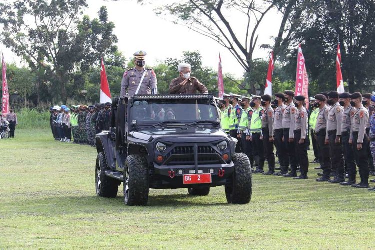 Wakil Gubernur Sumatera Selatan Mawardi Yahya melakukan pengecakan personel dalam apel operasi ketupat Musi 2022 untuk pengamanan arus mudik, Jumat (22/4/2022).