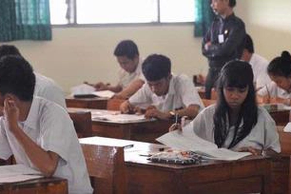 Ujian Nasional Hari Pertama - Suasana pelaksanaan ujian nasional hari pertama di SMA Negeri 63 di kawasan Petukangan, Jakarta, Senin (16/4/2012). 