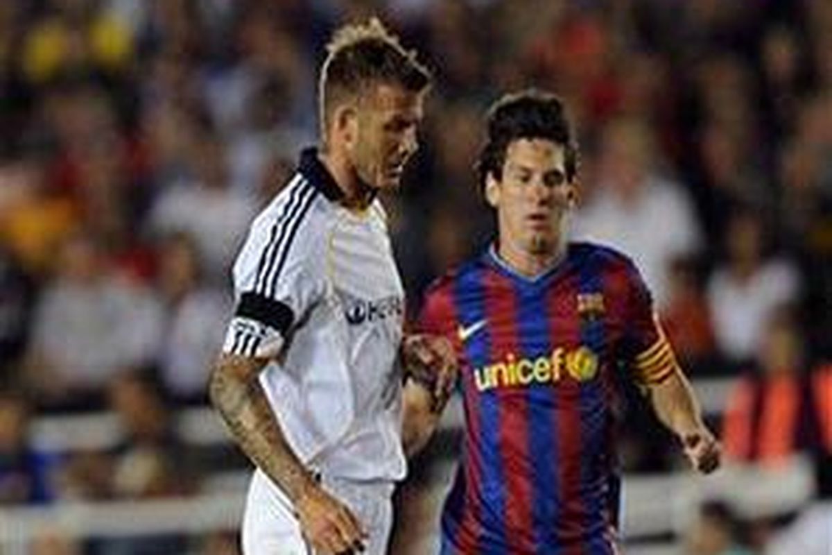 Lionel Messi (kanan) sudah mengalahkan penghasilan David Beckham.
