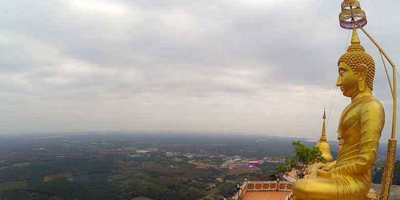 Tiger Cave Temple di Krabi, Thailand. Di puncak, selain terdapat patung Buddha raksasa, wisatawan akan mengagumi panorama 360 derajat pemandangan kota Krabi dan laut Andaman yang fantastis.