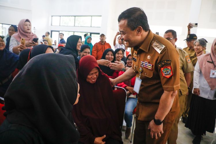 Gubernur Jawa Tengah, Ahmad Luthfi menyapa orangtua/wali murid Sekolah Rakyat saat MPLS di Sekolah Rakyat Menengah Atas 17 Surakarta, Senin (14/7/2025).
