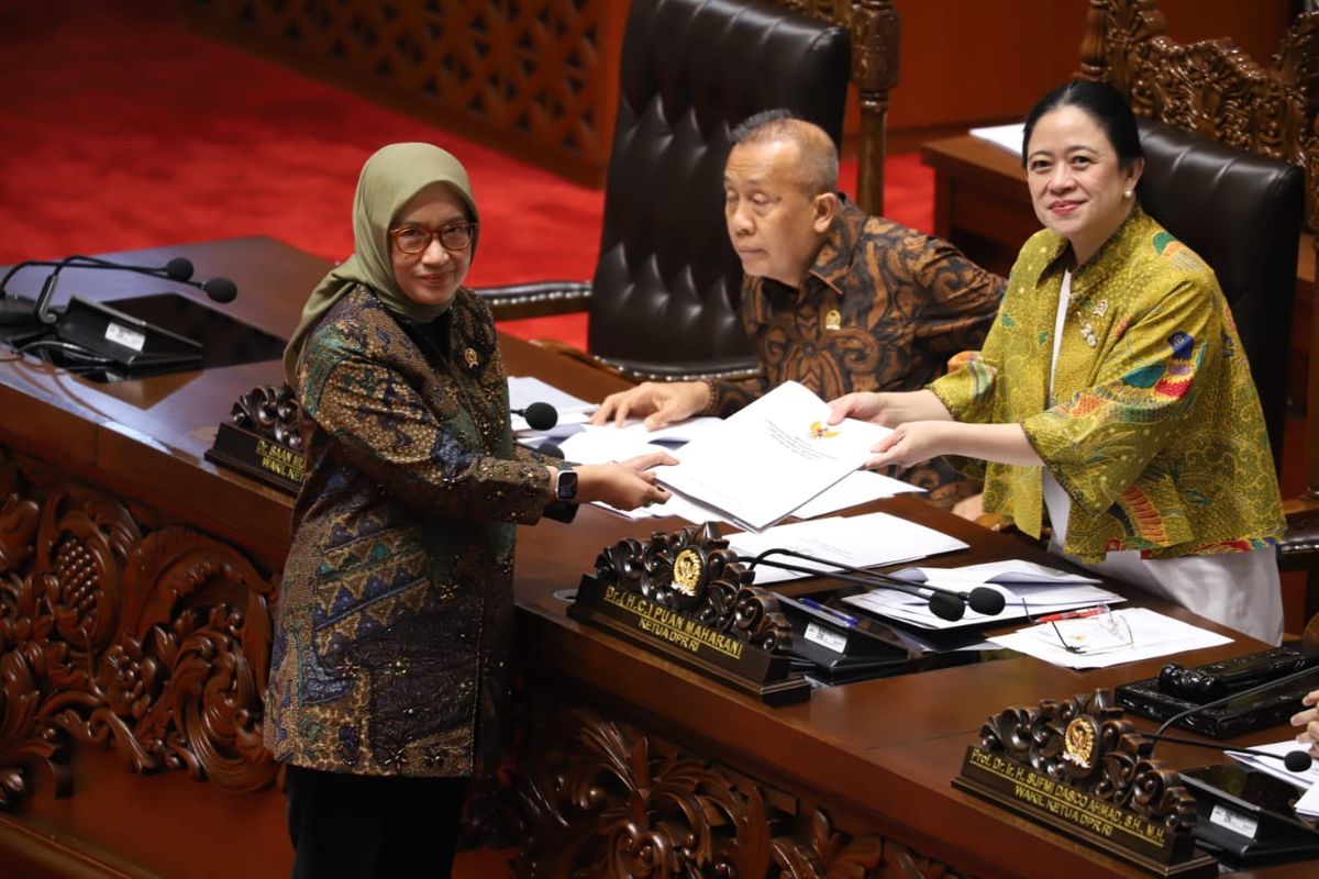Menteri Pendayagunaan Aparatur Negara dan Reformasi Birokrasi (PANRB) Rini Widyantini dalam Rapat Paripurna DPR terkait pengambilan keputusan atas Rancangan Undang-Undang (RUU) tentang Perubahan Keempat atas Undang-Undang Nomor 19 Tahun 2003 tentang BUMN di Gedung DPR, Jakarta, Kamis (2/10/2025).