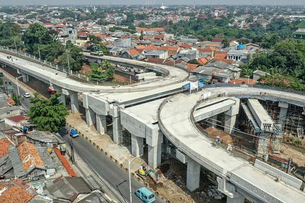 Foto udara tampilan jalan layang Lenteng Agung dan Tanjung Barat berbentuk tapal kuda yang bertujuan mengurai kemacetan di perlintasan kereta api di kedua wilayah tersebut, Senin (3/8/2020) 