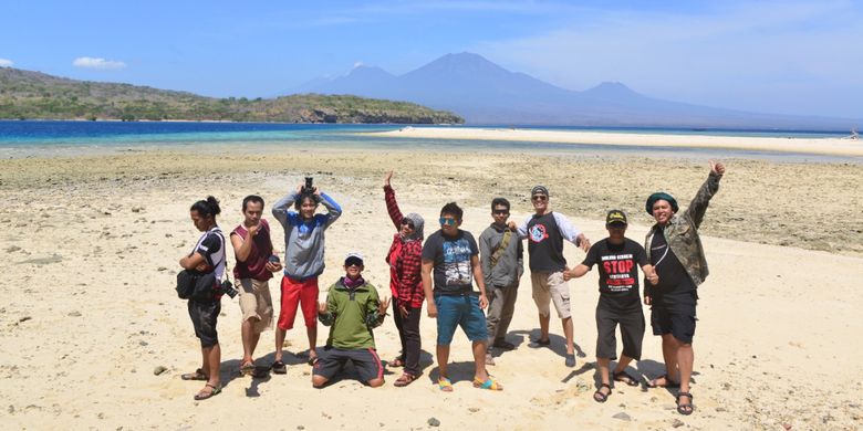 Anggota Banyuwangi Photography Community berfoto bersama di Pulau Menjangan, Taman Nasional Bali Barat, Kabupaten Jembrana, Bali, Minggu (29/10/2017).