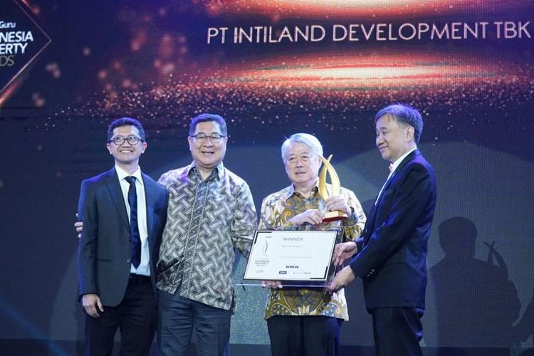 Presiden Direktur PT Intiland Development Tbk Hendro S Gondokusumo menerima penghargaan Best Developer dari PropertyGuru dalam perhelatan Indonesia Proeprty Awards 2019, Kamis (19/9/2019).