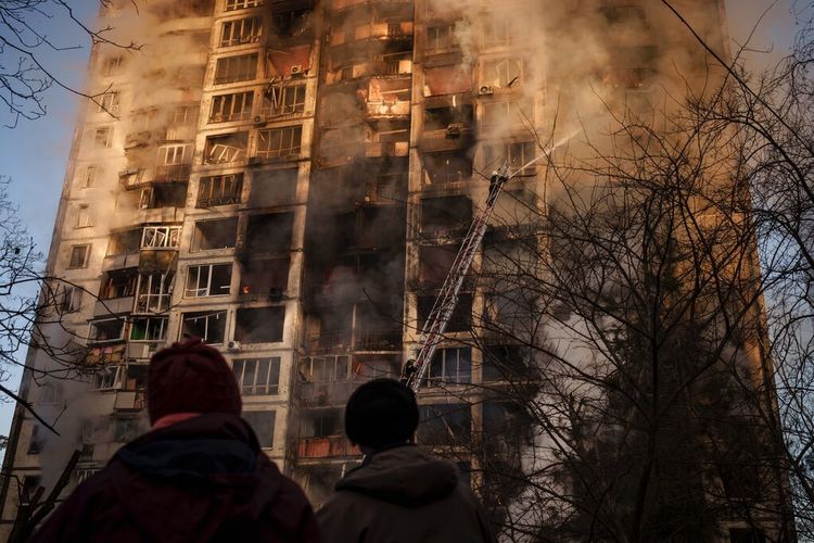 Petugas pemadam kebakaran Ukraina bekerja di sebuah gedung apartemen setelah pengeboman di Kyiv, Ukraina, Selasa, 15 Maret 2022.