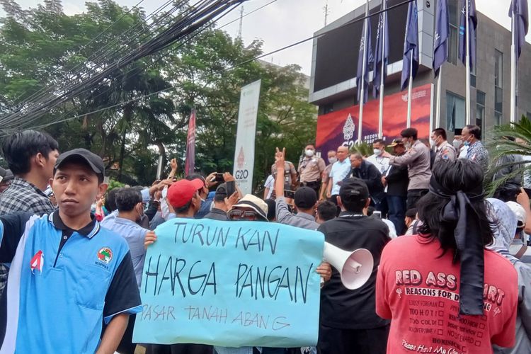 Pedagang pasar yang tergabung dalam Pusat Koperasi Pasar (Puskopas) DKI Jakarta melakukan aksi demo di depan kantor Kementerian Perdagangan, Rabu (22/6/2022).