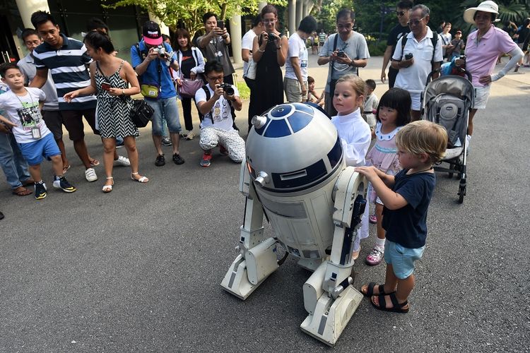 Anak-anak berpose dengan karakter robot Star Wars, R2-D2 di festival Star Wars Day: May the 4th be with you di Garden by the Bay, Singapura, Kamis (4/5/2017).