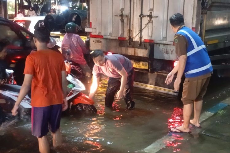 Motor mogok di tengah banjir Sidoarjo, Jawa Timur, Senin (10/11/2025)