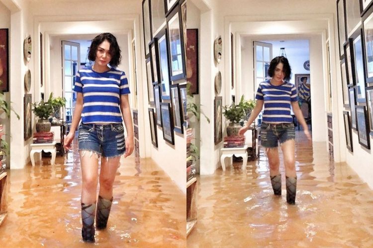 Yuni Shara foto di tengah banjir di dalam rumahnya, Rabu (1/1/2020).