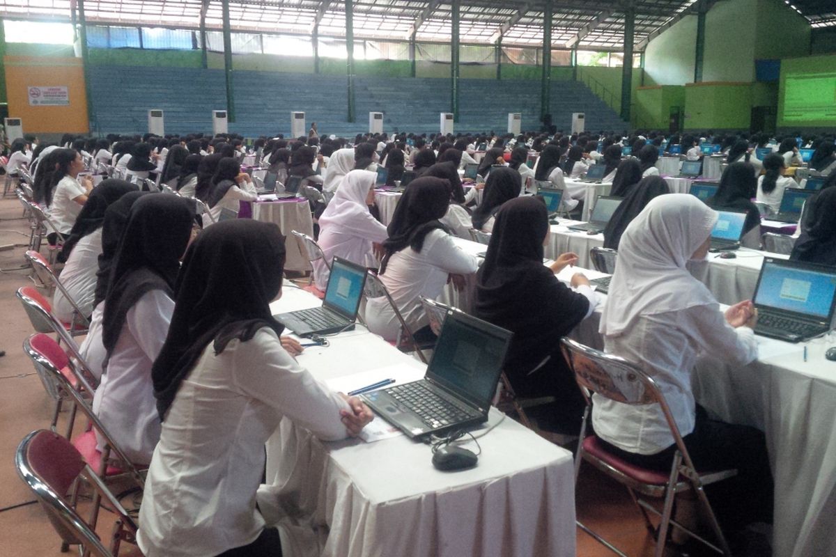 Peserta tes penerimaan CPNS 2018 Pemkot Surakarta saat mengikuti TKD di GOR Diponegoro Sragen, Jawa Tengah, Senin (29/10/2018).