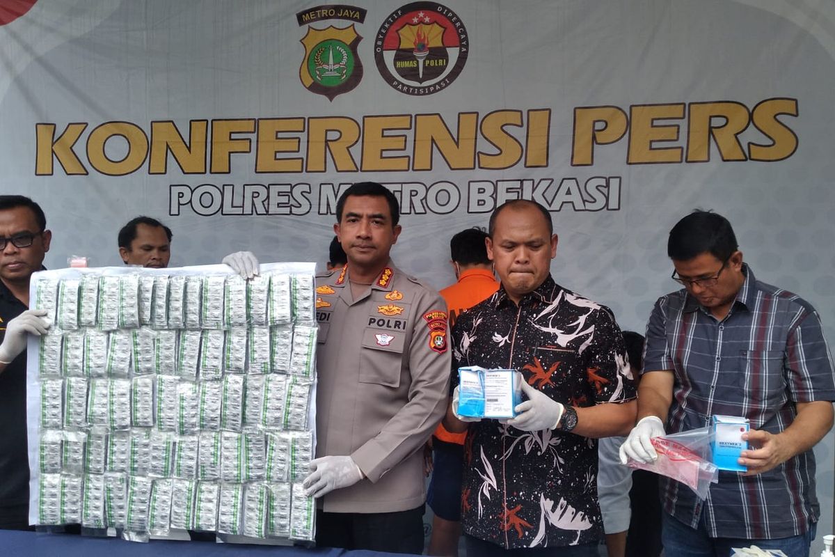 Kapolres Metro Bekasi Kombes Twedi Aditya Bennyahdi (kedua dari kiri) saat rilis pers kasus peredaran obat golongan G tanpa izin, yakni tramadol dan eximer di Mapolres Bekasi, Jumat (24/3/2023).