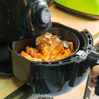 Ilustrasi air fryer, memasak dengan air fryer. 