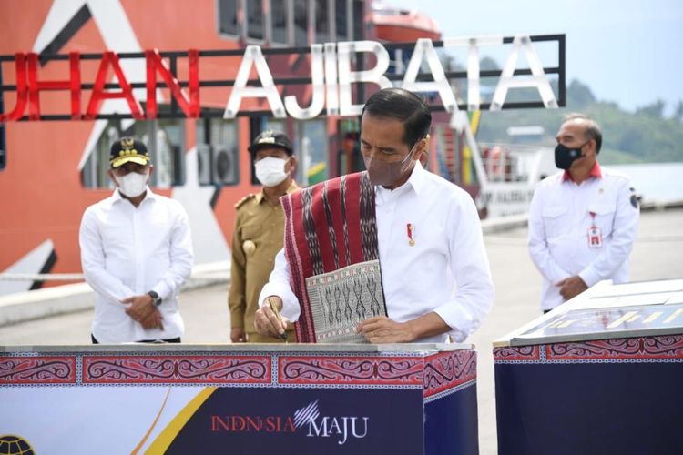 Foto: Presiden Jokowi meresmikannya 7 pelabuhan dan 4 Kapal Motor Penyeberangan (KMP) di Pelabuhan Ajibata, Kecamatan Ajibata, Kabupaten Toba, Rabu (2/2/2022).Dok: Biro Pers, Media, dan Informasi Sekretariat Presiden
