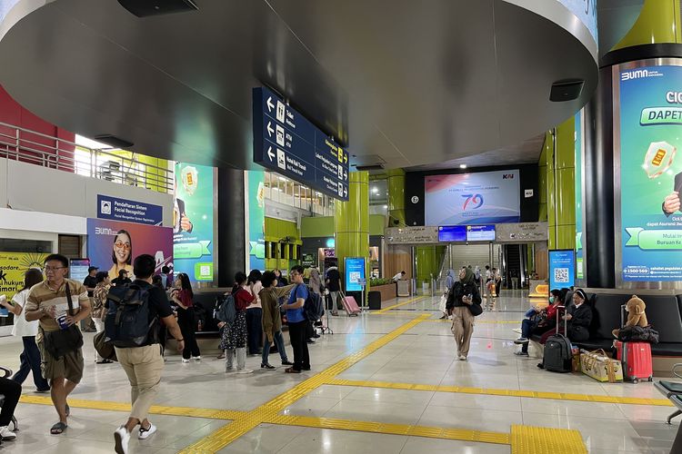 Suasana Stasiun Gambir, Jakarta Pusat.