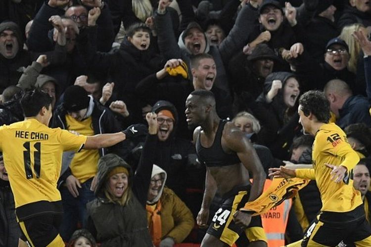 Pemain Wolves, Toti Gomes (tengah), melakukan selebrasi seusai mencetak gol ke gawang Liverpool di Stadion Anfield pada laga putaran ketiga Piala FA, Minggu (8/1/2023) dini hari WIB. Gol Toti Gomes pada laga Liverpool vs Wolves itu dianulir wasit.