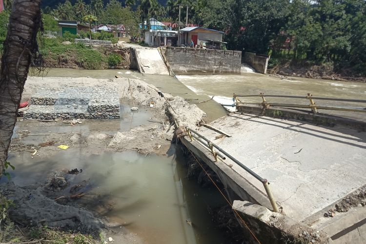 Jembatan Sungai Pangkua, Solok Selatan ambruk dan jatuh ke dasar sungai. Akibatnya sekitar 6.000 warga harus memutar jalan 10 kilometer