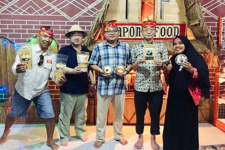 Produk Tapona Food mengikuti salah satu even pameran UMKM.