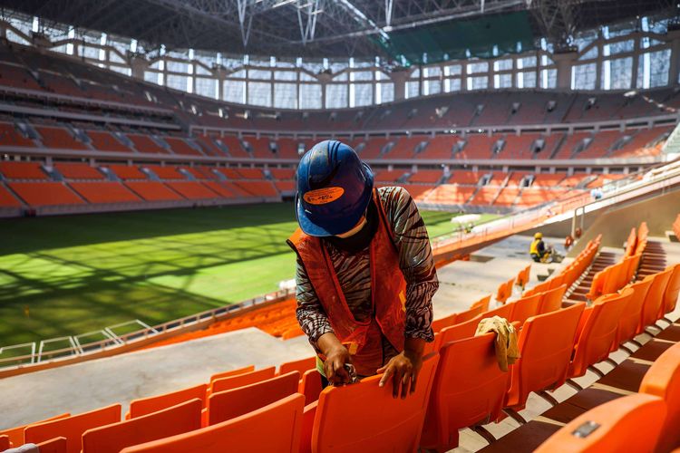 Suasana pembangunan Jakarta International Stadium (JIS) di Papanggo, Tanjung Priok, Jakarta Utara, Kamis (24/3/2022). Berdasarkan laporan mingguan ke-131 dari PT Jakarta Propertindo mencatat bahwa progres realisasi pembangunan stadion yang diproyeksikan berkapasitas 82.000 penonton itu telah mencapai 98,26 persen.