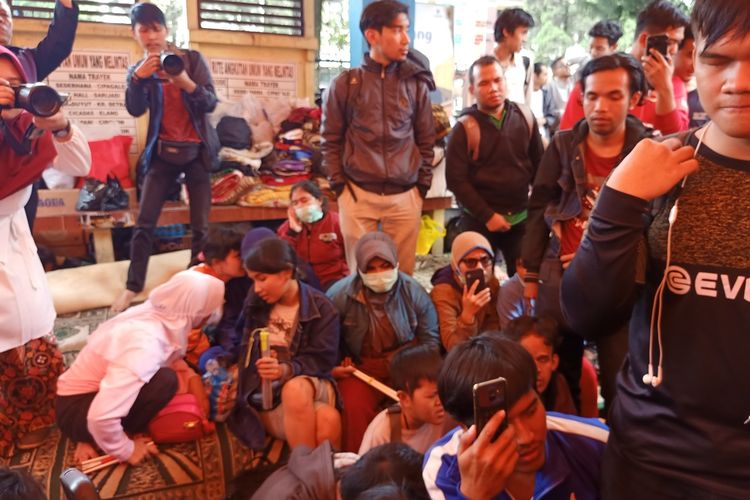 Mahasiswa Tunanetra melakukan aksi tidur di halte dan trotoar depan BRSPDSN Wyata Guna Bandung, Jalan Pajajaran, Kota Bandung, sejak selasa (14/1/2020) hingga hari ini Rabu (15/1/2020).