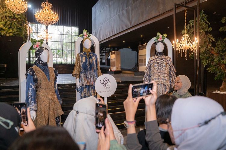 Koleksi fashion milik Heaven Light dipamerkan di Jakarta. Heaven Light bermula dari sebuah bisnis kecil sampingan yang dibangun oleh sepasang kakak-beradik, Jihan Malik dan Emma Malik di tahun 2013.
