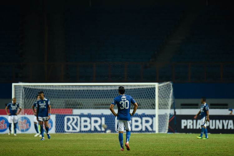 Para pemain Persib Bandung tampak kecewa, setelah meraih hasil imbang 1-1 dengan PSM Makassar dalam pertandingan yang berlangsung di Stadion Wibawa Mukti, Cikarang, Sabtu (2/10/2021). 
