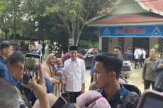 Jokowi Makan Siang di RM Pak Abbas di Kampar, Bagikan Sembako hingga Kaus 