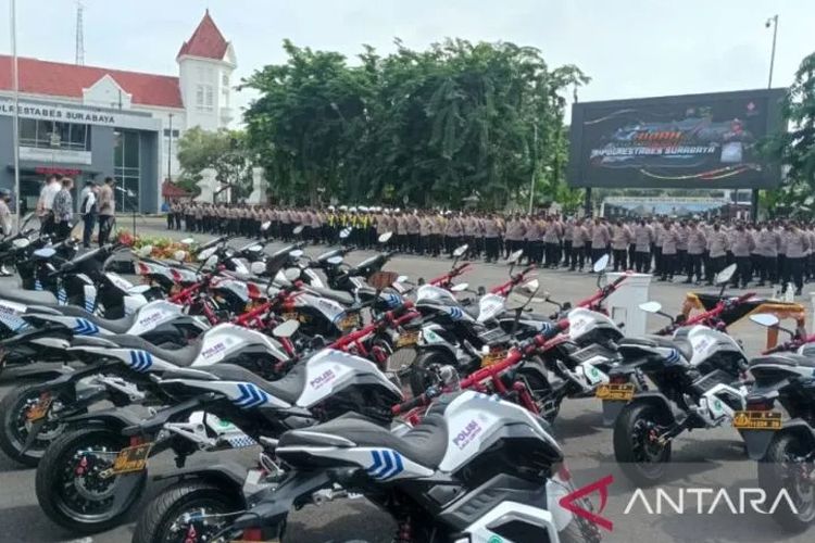 Petugas polisi mengikuti apel penerimaan hibah sebanyak 20 unit kendaraan listrik roda dua untuk operasional dari sejumlah pengusaha yang mewakili masyarakat di halaman Markas Polrestabes Surabaya, Selasa (15/11/2022). (ANTARA/Hanif Nashrullah)