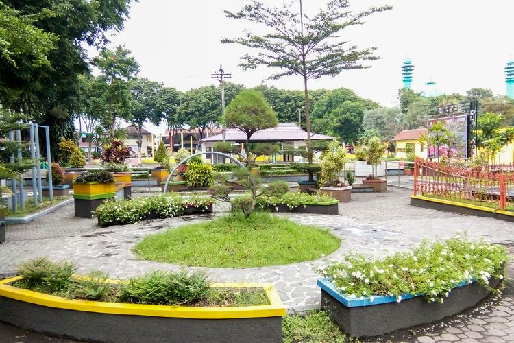 Taman di Alun-alun Lumajang, Jawa Timur.