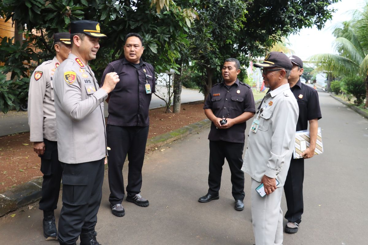 Kapolres Metro depok Kombes Pol Arya Perdana saat lakukan patroli rumah kosong di daerah Sukmajaya, Kota Depok.
