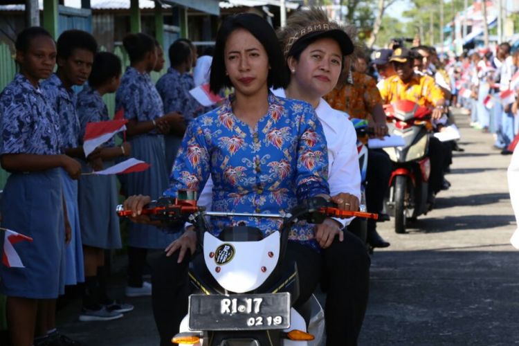 Menteri Koordinator Bidang Pembangunan Manusia dan Kebudayaan Puan Maharani didampingi Menteri Kesehatan, Menteri Pendidikan dan Kebudayaan, Menteri Sosial, dan Kepala Kantor Staf Presiden, pada Kamis (22/2/2018) berkunjung ke Agats, Asmat, Papua. Tujuan kunjungan tersebut untuk monitoring dan evaluasi pasca-KLB Campak di daerah tersebut.